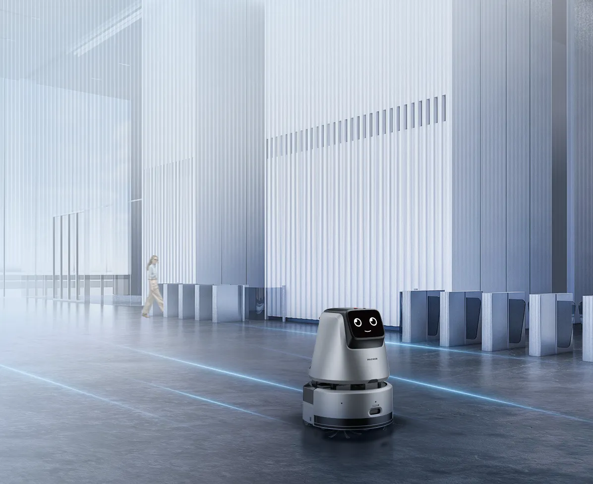 C3 Plus rengjøringsrobot i et åpent profesjonelt areal.