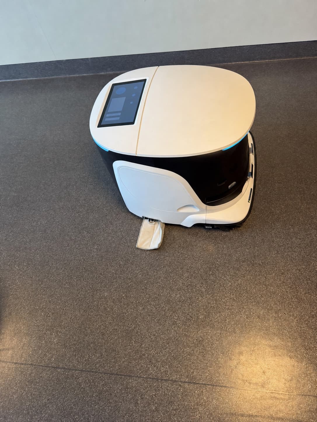 ONE S55 sett fra siden med kantmoppen trukket ut.