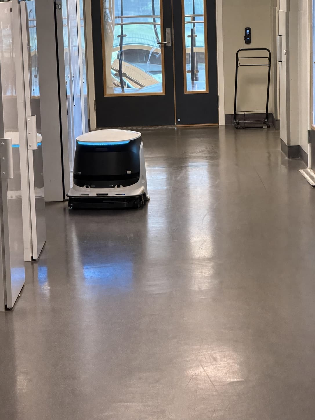 ONE S55 under praktisk utprøving i en korridor.