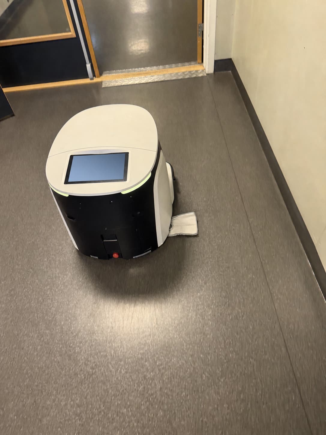 ONE S55 på vei gjennom en dørpassasje.